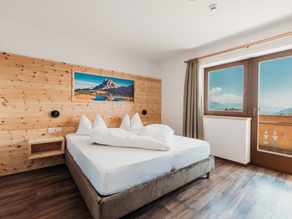 Pensionen - Umgebungsschwerpunkt: am Land - Wolkenstein (Trentino-Südtirol) - Doppelzimmer mit Panoramablick.  - Pension Sonnenhof