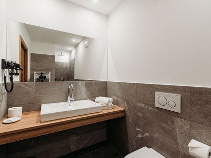 Pensionen - Umgebungsschwerpunkt: am Land - Trentino-Südtirol - großes Badezimmer in den Suiten.  - Pension Sonnenhof
