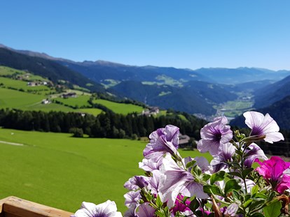 Pensionen - Frühstück: Frühstücksbuffet - Trentino-Südtirol - Blick vom Balkon ins Pustertal - Pension Sonnenhof