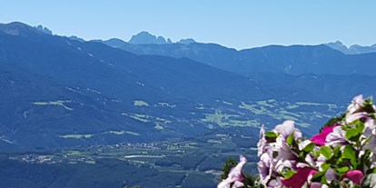 Pensionen - Trentino-Südtirol - Blick vom Balkon ins Eisacktal mit den Dolomiten und Langkofel - Pension Sonnenhof