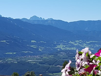 Pensionen - Umgebungsschwerpunkt: Berg - Mühlwald (Trentino-Südtirol) - Blick vom Balkon ins Eisacktal mit den Dolomiten und Langkofel - Pension Sonnenhof