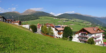 Pensionen - Trentino-Südtirol - Sonnenhof direkt im Ortsgebiet von Meransen. Anfahrt ohne Auto ganz leicht möglich mit Zug und Seilbahn - Pension Sonnenhof
