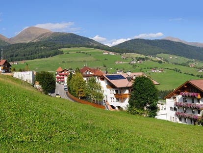 Pensionen - Sauna - Trentino-Südtirol - Sonnenhof direkt im Ortsgebiet von Meransen. Anfahrt ohne Auto ganz leicht möglich mit Zug und Seilbahn - Pension Sonnenhof