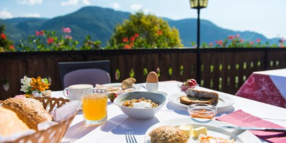 Pensionen - Umgebungsschwerpunkt: Therme - Marling - Frühstück auf der  Terrasse - Pension Stamserhof