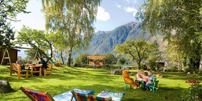 Pensionen - Garten - Trentino-Südtirol - Große  Liegewiese mit Spielplatz   Ideal zum Ausruhen und die Seele baumeln lassen. - Pension Baumgarten