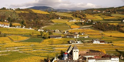 Pensionen - Umgebungsschwerpunkt: am Land - Trentino-Südtirol - Kloster Neustift und dahinter der Sonnenanhang mit unserem Haus  - Haus Karin ***