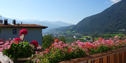 Pensionen - Umgebungsschwerpunkt: Berg - St. Vigil in Enneberg - Blick nach Brixen - Haus Karin ***