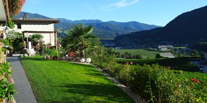 Pensionen - Wanderweg - Trentino-Südtirol - Unser Garten - Haus Karin ***