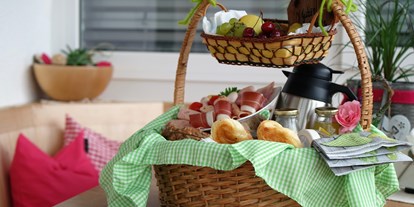 Pensionen - Frühstück: serviertes Frühstück - Trentino-Südtirol - Frühstückskorb - Haus Karin ***