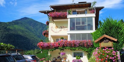 Pensionen - Frühstück: serviertes Frühstück - Trentino-Südtirol - Parkplatz mit Haus  - Haus Karin ***