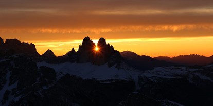 Pensionen - Umgebungsschwerpunkt: Berg - Meransen - Sonnenaufgang am 21.12. auf dem Dürrenstein mit Blick zu den 3 Zinnen, das Schauspiel ist nur eine Woche im Jahr vom 20.12.weg  - Haus Karin ***