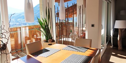Pensionen - Terrasse - St. Andrä/Brixen - Essbereich Mansardenwohnung - Haus Karin ***