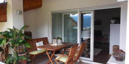 Pensionen - Balkon - Weißenbach (Trentino-Südtirol) - überdachte Terrasse Mansardenwohnung - Haus Karin ***