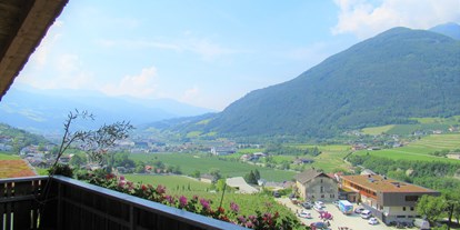 Pensionen - Wanderweg - Trentino-Südtirol - Vom Balkon Blick nach Brixen  Mansardenwohnung - Haus Karin ***