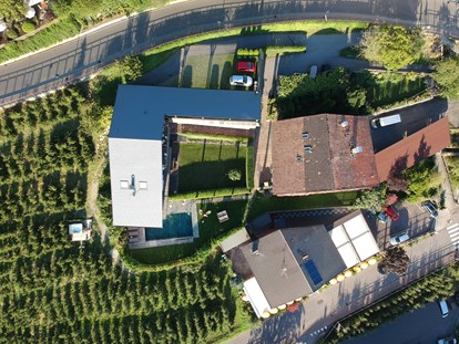 Pensionen - Garten - Sarntal - Prairerhof aus der Vogelperspektive - Active B&B Prairerhof