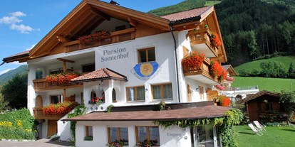 Pensionen - Skiverleih - Trentino-Südtirol - Pension Sonnenhof 
Ausgangspunkt für Wanderungen jeglichen Schwierigkeitsgrades. Wir beraten Sie gerne!
Mountinbiken, Outdoor-Aktivitäten, Canyoning, Rafting, Hochseilklettergarten, Klettern, Sommerrodelbahn
GRATIS Nutzung der öffentlichen Verkehrsmittel - Pension Sonnenhof
