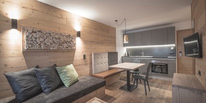 Pensionen - Wanderweg - Prettau - Küchenzeile und Wohnbereich - Ahrner Wirt Apartments