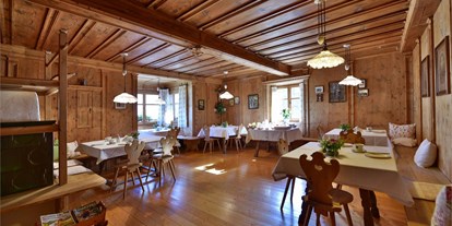 Pensionen - Frühstück: serviertes Frühstück - Lajen - über 400 Jahre alte Frühstücksstube  - Gasshuberhof der Fam. Mauracher 