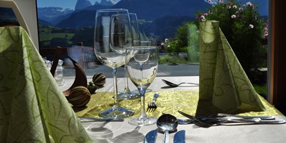Pensionen - Wanderweg - Trentino-Südtirol - Blick von Ihrem Tisch auf die Dolomiten beim Frühstück oder Abendessen - Hotel Pension Erlacher