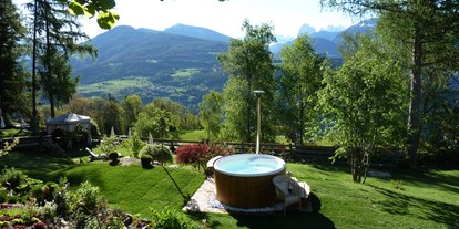 Pensionen - Dorf Tirol - Whirlpool ...wou 38 Grad genießen mit Basensalz angereichert, wir verwenden kein Chlor  - Hotel Pension Erlacher