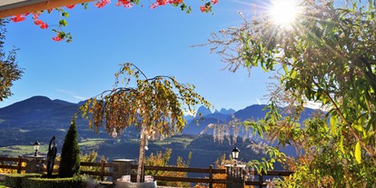 Pensionen - Umgebungsschwerpunkt: am Land - Trentino-Südtirol - Blick von unserer Sommerterasse, ach da kommt ja mein Aperol Spritz, Danke :-) - Hotel Pension Erlacher