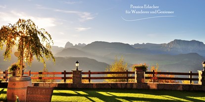 Pensionen - Parkplatz: kostenlos bei der Pension - Meransen - Ausblick - Pension Erlacher - Villanders - Eisacktal - Südtirol  - Hotel Pension Erlacher