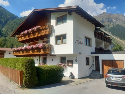Pensionen - Umgebungsschwerpunkt: Berg - Jerzens - Hausansicht Eingang - Gästehaus Helga