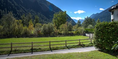 Pensionen - Kematen in Tirol - Blick von der Terrasse der Ferienwohnung SCHEIBE zum Stubaier Gletscher - Pension Gulla