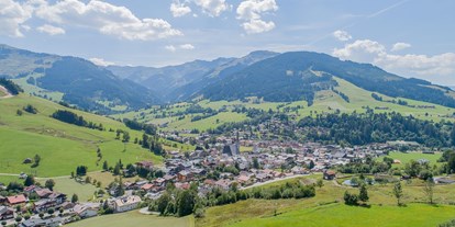 Pensionen - Terrasse - Pinzgau - Blick über das Dorf Maria Alm - Schönberghof