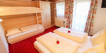 Pensionen - Garten - Bischofswiesen - Schlafzimmer mit vier Betten - Urlaubsparadies Liebmannhof