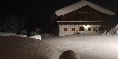 Pensionen - Langlaufloipe - Saalfelden am Steinernen Meer - Liebmannhof bei Nacht im Winter - Urlaubsparadies Liebmannhof