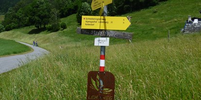 Pensionen - Garten - Kirchberg in Tirol - Wanderschuhe anziehen und einfach gehen. Gelbe Tafeln mit Wanderwege findet man überall in der Gegend - Pension zu Hause