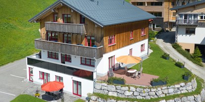 Pensionen - Schröcken - Haus Rothorn auf 1.500m Seehöhe, sonnige Lage im Ortsteil Nesslegg in Schröcken - Haus Rothorn Appartements