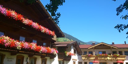 Pensionen - Wanderweg - Zillertal - Ansicht Landhaus Gredler und Ferienhaus Gredler - Landhaus Gredler