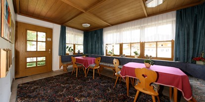 Pensionen - Frühstück: Frühstücksbuffet - Mals - Eingangsbereich - Pension Tirol