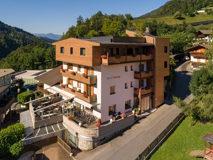 Pensionen - Umgebungsschwerpunkt: Berg - Trentino-Südtirol - Hausansicht Pension Sonnegg Nord - Ost - Hotel-Pension Sonnegg