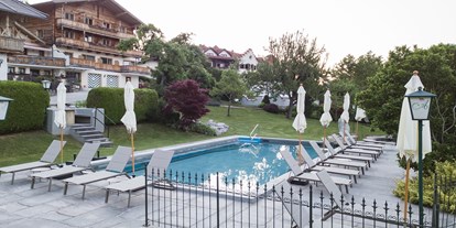 Pensionen - WLAN - Söll - Im Sommer genießen Sie unseren Panoramapool direkt neben dem romantischen Schlösslgarten. Suchen Sie sich Ihren Platz an der Sonne auf einer der gemütlichen Ruheliegen direkt am Pool. Rund ums Jahr dürfen Sie sich in unserem Hallenbad wohlfühlen. Die Wasserwelt im Hotel AlpenSchlössl hält Genussmomente für Sie bereit. - Landhaus Ager