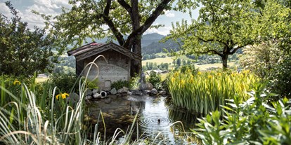 Pensionen - Fahrradverleih - Reith im Alpbachtal - Im Schlösslgarten dürfen Sie die Natur und den Lauf der Zeit beobachten. Hier finden Sie auch unser naturbelassenes Biotop. - Landhaus Ager