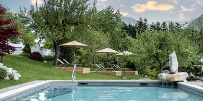 Pensionen - Restaurant - Kirchberg in Tirol - Wasserwelt. Eintauchen in das kühle Nass.
Im Sommer genießen Sie unseren Panoramapool direkt neben dem romantischen Schlösslgarten. Suchen Sie sich Ihren Platz an der Sonne auf einer der gemütlichen Ruheliegen direkt am Pool. - Landhaus Ager