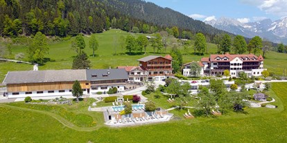 Pensionen - WLAN - St. Johann in Tirol - Mitten im Grünen und fernab der großen Städte liegt das Landhaus Ager und Haupthaus Hotel AlpenSchlössl auf einer malerischen Hochebene in Söll am Wilden Kaiser in Tirol. Umgeben von unberührter Natur und umrahmt von sonnenbeschienen Wiesen und stillen Wäldern ist unser familiengeführtes 4- Sterne-Hotel ein Refugium der Ruhe inmitten der Tiroler Bergwelt. Die hervorragende Lage macht unser Haus einzigartig. In welche Richtung man auch schaut, immer staunt man über ein phänomenales Bergpanorama! Hotel AlpenSchlössl und Landhaus Ager befinden sich direkt nebeneinander. Abgerundet wird dieses Bild alpiner Idylle mit dem traditionellen Agerhof und unserem romantischen Schlösslgarten. - Landhaus Ager