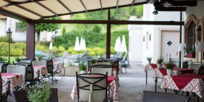 Pensionen - Restaurant - Walchsee - Sonnenterrasse mit Blick auf die Tiroler Bergwelt. Nach einem aktiven Tag in der Region Wilder Kaiser auf der Sonnenterrasse den Tag ausklingen lassen.  - Landhaus Ager