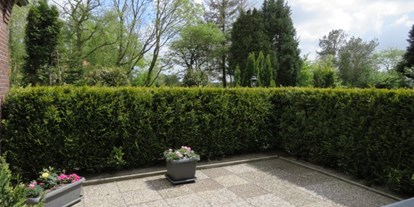 Pensionen - Garten - Niedersachsen - Gartenterrasse 2 - Ferienwohnung Kutscherhuus mit Sauna in Ostfriesland