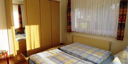 Pensionen - Garten - Niedersachsen - Schlafzimmer II mit 2 Betten - Ferienwohnung Kutscherhuus mit Sauna in Ostfriesland