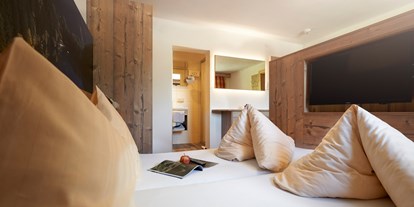 Pensionen - Umgebungsschwerpunkt: Berg - Kaunertal - In unseren liebevoll eingerichteten Zimmern schaffen feines Zirbenholz und ein gemütlicher Landhausstil eine echte Wohlfühlatmosphäre. - Hotel Jägerhof