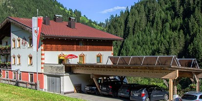 Pensionen - Parkplatz: kostenlos bei der Pension - Matrei in Osttirol - Herzlich Willkommen in unserer kleinen Frühstückspension, mitten im Nationalpark Hohe Tauern umgeben von 60 Dreitausendern.

Bei uns genießen Sie absolute Ruhe und Entspannung, fernab von Stress und Hektik.

Entdecken Sie die Bergwelt zu Fuß,- mit dem Fahrrad, den Skiern oder einfach mit einer traumhaften Wanderung an der Isel und durch Blumenwiesen.

Unsere Frühstückspension liegt im sonnigen Ortsteil Bobojach in Prägraten am Großvenediger.
Neben der atemberaubenden Bergwelt gibt es noch ein tolles Freizeitangebot für Familien, Biker und Reitbegeisterte. Direkt neben und befindet sich ein Reitstall (Ortnerhof). - Frühstücks - Pension Knappaschneider