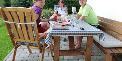 Pensionen - Frühstück: serviertes Frühstück - Viehhofen - Entspannen auf der Terrasse - Haus Eva Portenkirchner