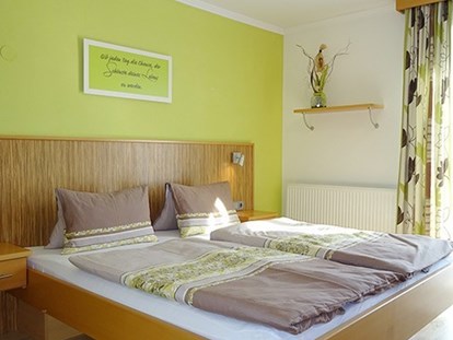 Pensionen - Umgebungsschwerpunkt: Berg - Rauris - Familienzimmer"1" ....Schlafzimmer mit Balkon... - Haus Heidi