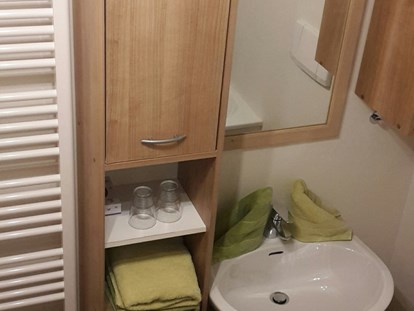 Pensionen - Garten - Leogang - Familienzimmer "1"...Badezimmer mit WC + Badewanne... - Haus Heidi