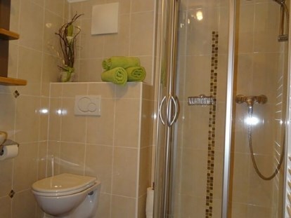 Pensionen - Mühlbach am Hochkönig - Familienzimmer"3"...Badezimmer mit Dusche + WC... - Haus Heidi