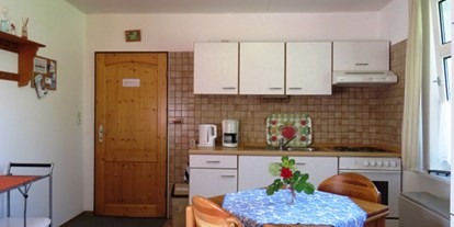 Pensionen - Art der Pension: Ferienwohnung - Holtgast - Küchenzeile im Wohnzimmer - Ferienhaus Mariechen an der Nordseeküste